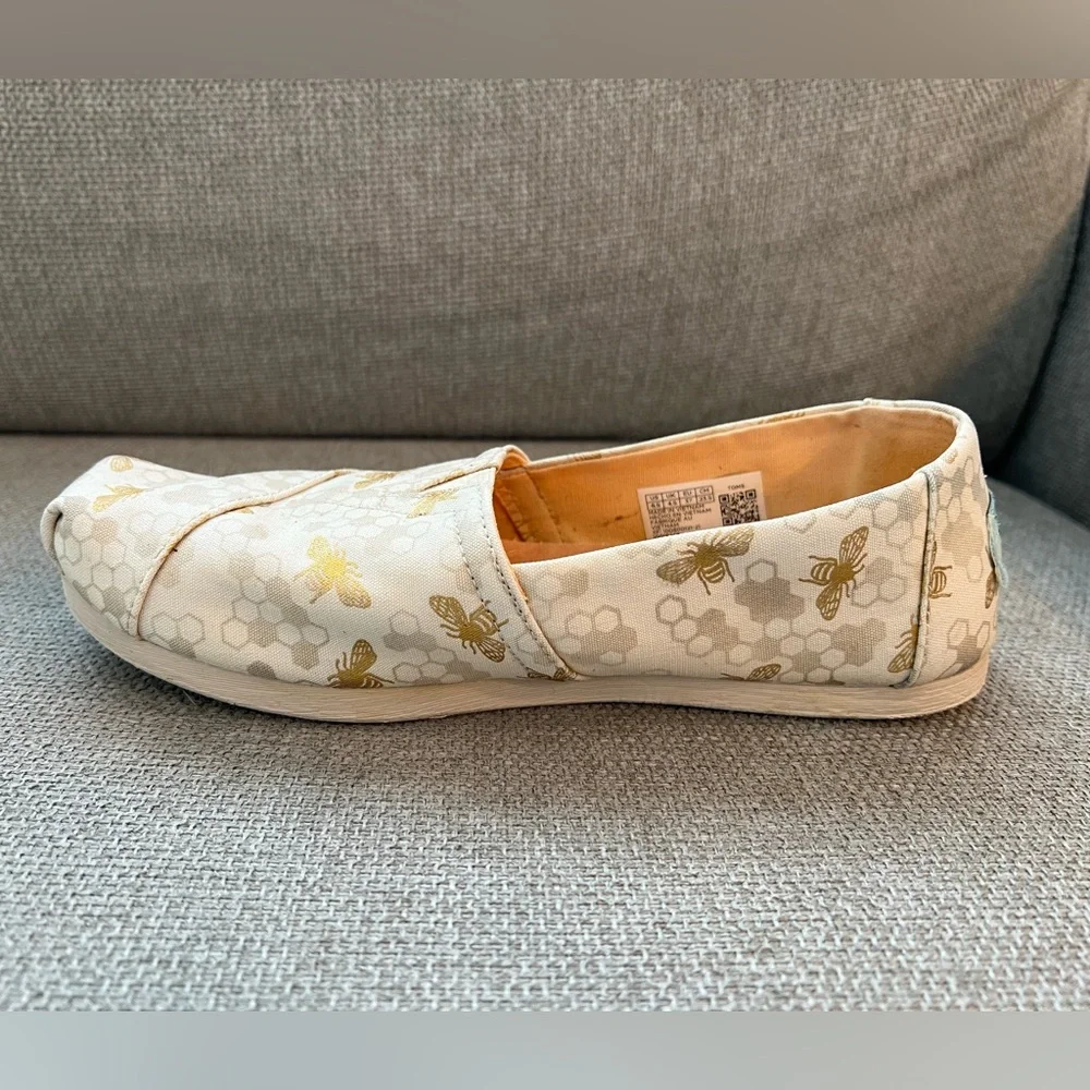 TOMS Alpargata Cream and Gold Bumble Bee Honeycomb Casual Canvas Flats Size 6.5
